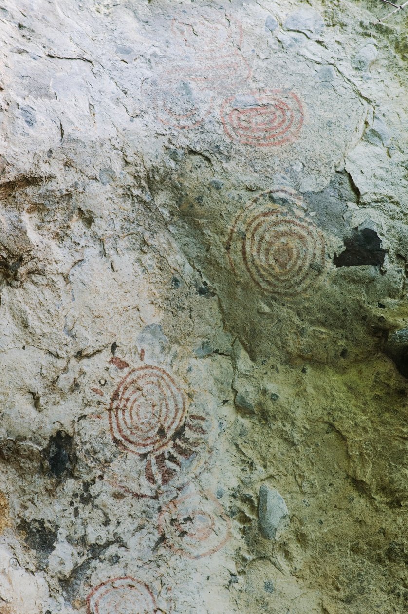 ウクラ近くのムファンガノ島のケニア、先史時代の洞窟壁画 作： 不明