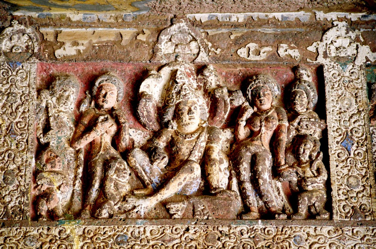インドのマハラシュトラ州のアジャンタ洞窟での石の彫刻。 29の仏教の洞窟は、紀元前2世紀と紀元1世紀、紀元4世紀から7世紀の間に発掘されましたが、1819年まで発見されませんでした。 作： 不明