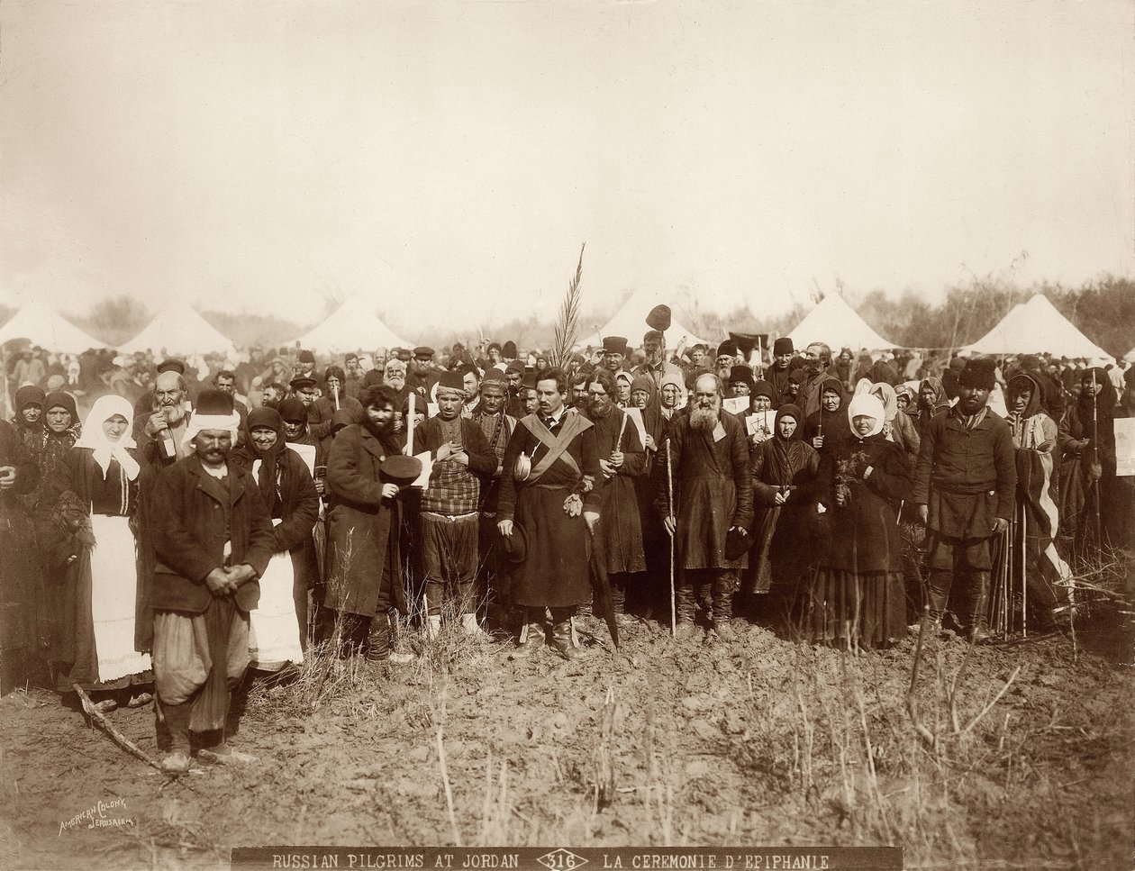 1898〜1911年のエピファニーのお祝いに備えてヨルダン川でロシア人巡礼者 作： アメリカの写真家