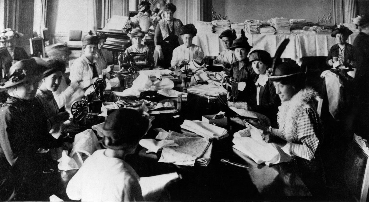 第一次世界大戦中のロシア大使館での縫製パーティー、1916年頃（bw写真） 作： 英語の写真家