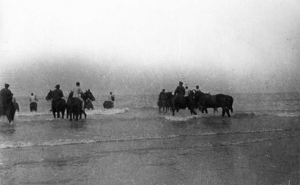 1916年8月、ノルマンディー沖で泳ぐために馬に乗る兵士 作： 英語の写真家