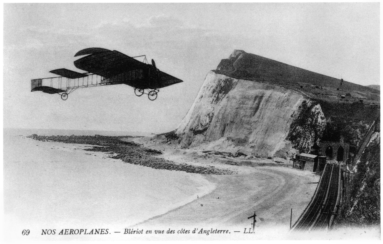 1909年7月25日、イギリス海峡を飛行機で横断するルイブレリオ（1872-1936） 作： フランスの写真家