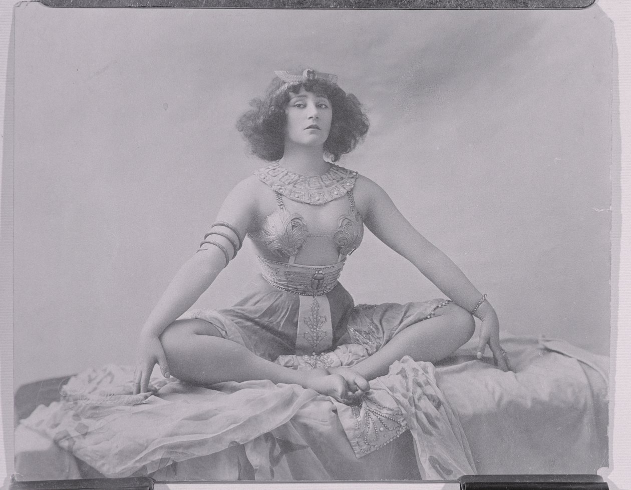 コレット（1873〜1954年）、 &39;Reve d&39;Egyptienne&39;で演技、1907年 作： ロイトリンゲンスタジオ