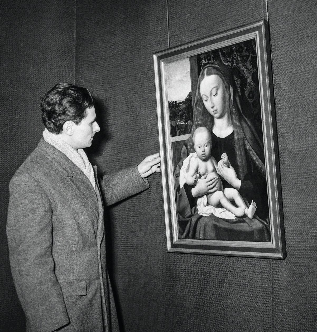 1951年1月31日、パリのプティパレでのベルリンの美術館の傑作の展覧会：ここでは、ジェラールドサンジャンのキャンバス「聖母子」 作： 不明