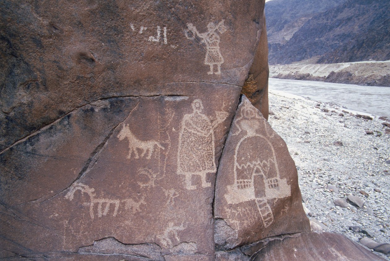 動物と人物の画像は、パキスタン北部のカラコルム山脈にあるチラスの村の近くにある30,000の岩の彫刻の中にあります。インダス川は、 作： 不明