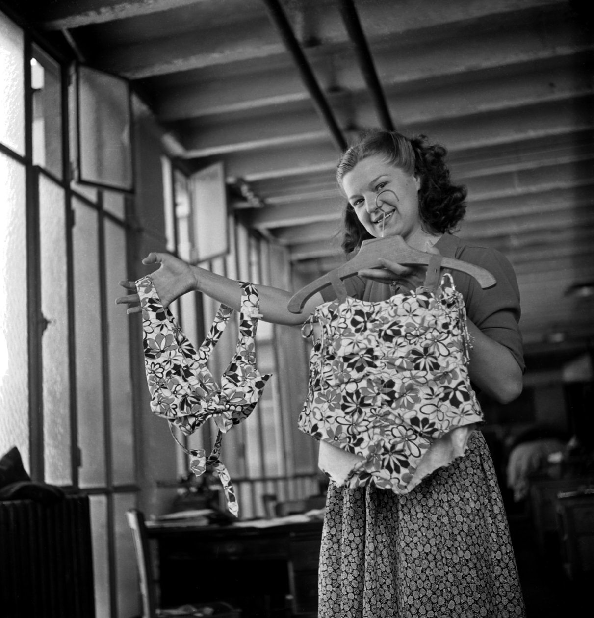 平面キャンバスを使った服作り（彼女の水着）、パリ、C。1947 作： 不明