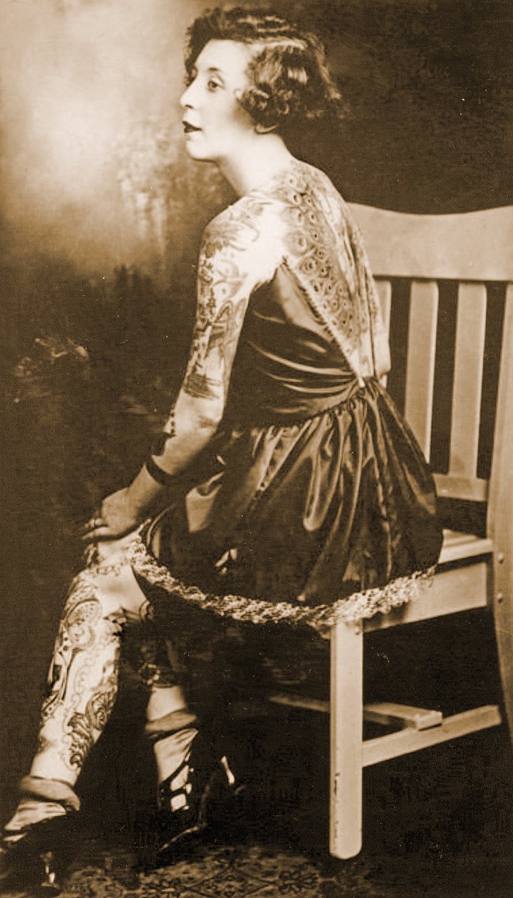 入れ墨された女性の肖像、c.1895（セピア写真） 作： 不明