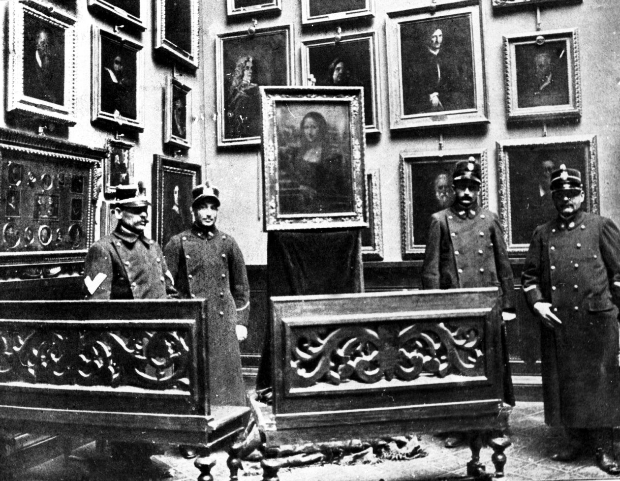 1911年8月21日、イタリアの画家ヴィンチェンツォペルッジャによってルーヴル美術館で盗難された直後に発見された、フィレンツェのウフィツィ美術館に警備員がいるモナリザ 作： 不明