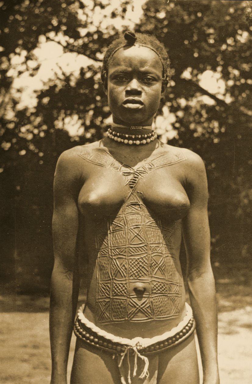 ギニア出身の女性、伝統的な乱切、1905年頃 作： 不明