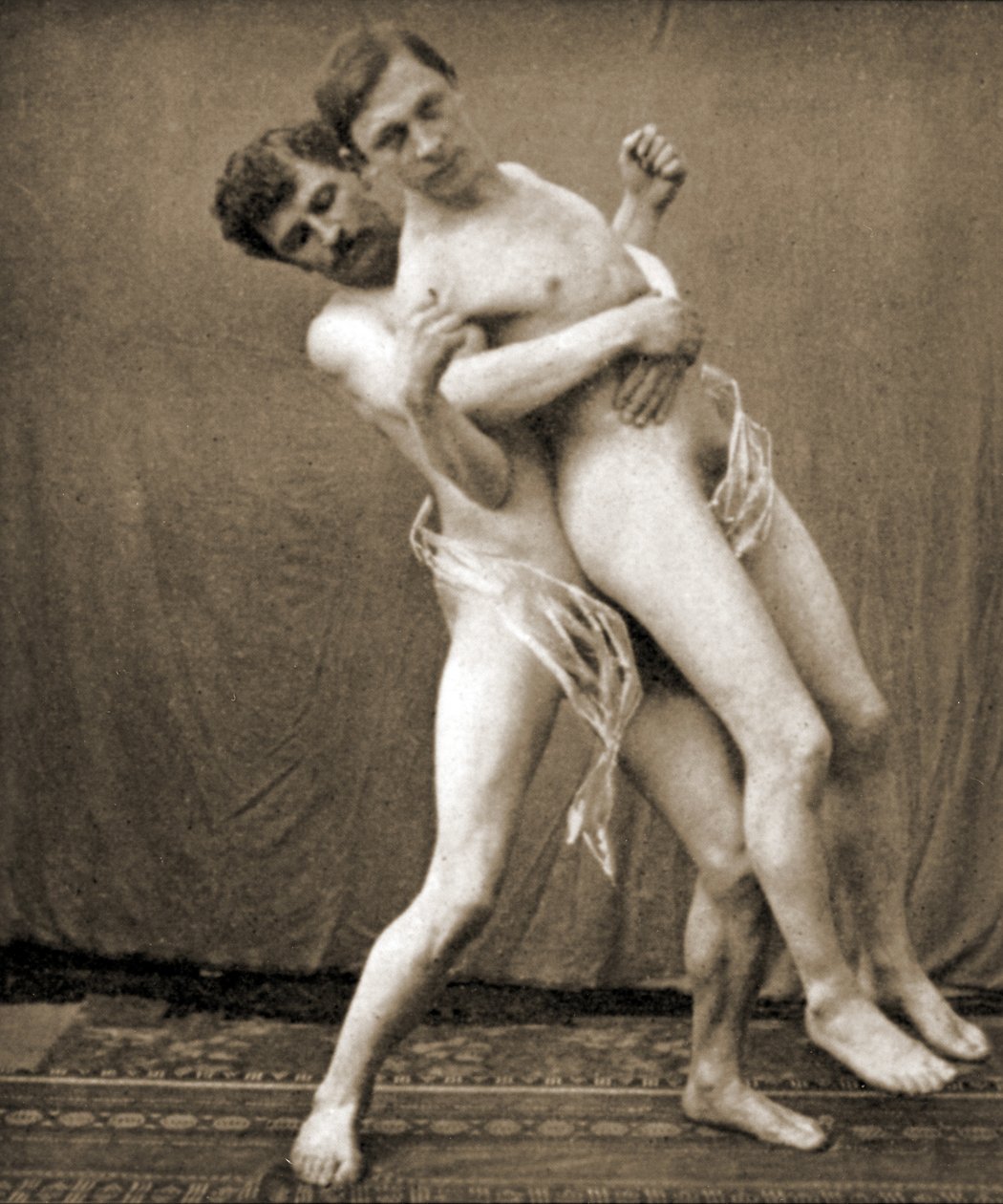 レスラーは腰のホールドを示します、c.1910（セピア写真） 作： 不明