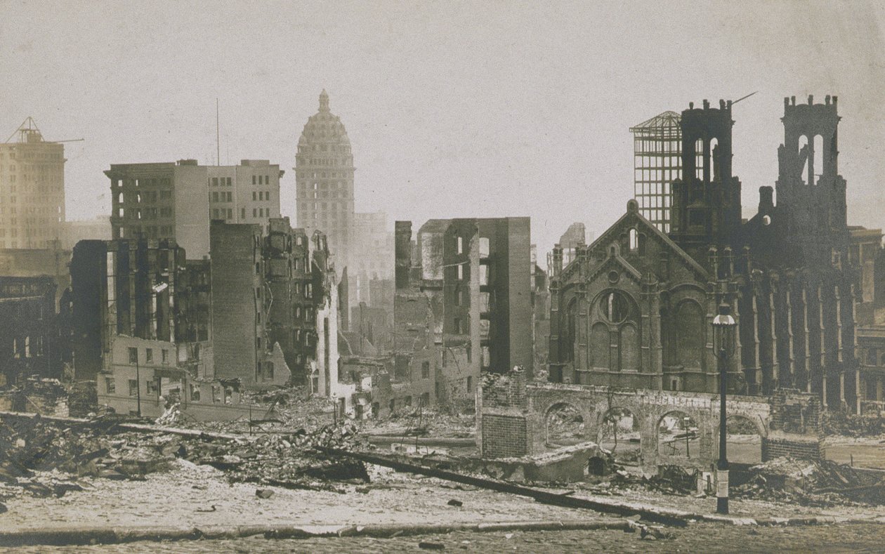1906年のサンフランシスコの地震と火災の後の廃墟の建物 作： アメリカの写真家