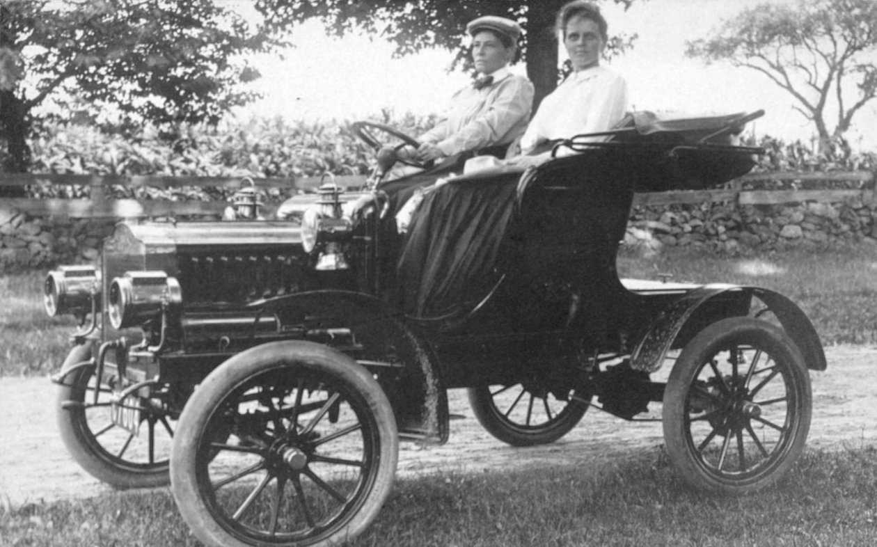 初期の自動車に座ったフランシスケラーとメアリードレイアー、1910年頃 作： アメリカの写真家