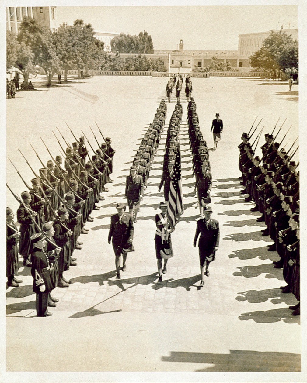 軍事レビューでの女性陸軍隊のメンバー、1943 作： アメリカの写真家