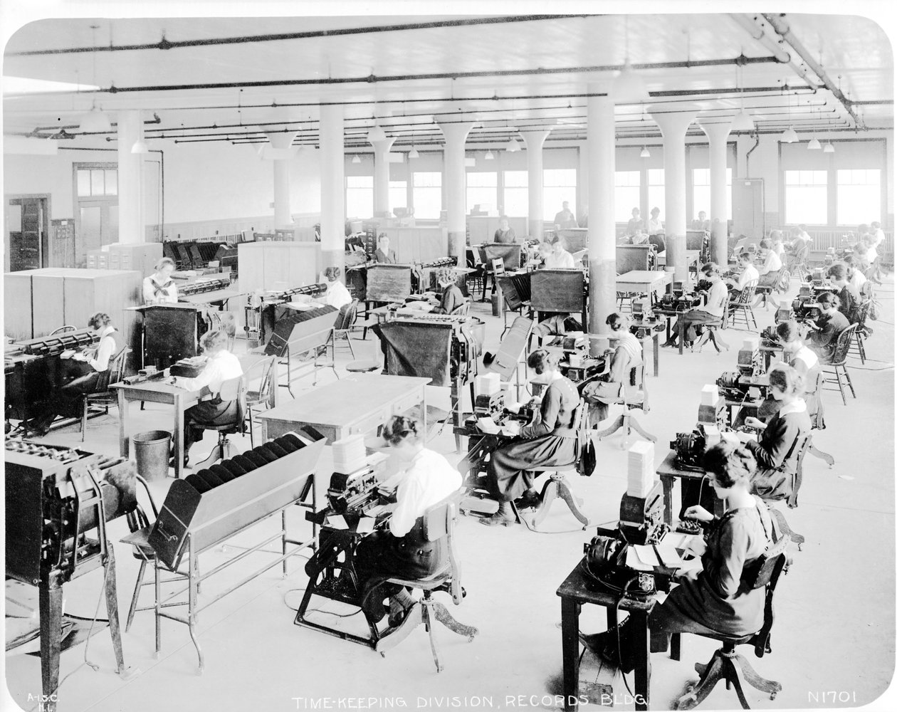 1918年、フィラデルフィアのホグ島造船所の計時部門 作： アメリカの写真家