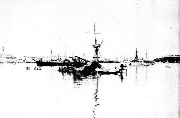 1898年2月15日、ハバナ港のUSSメイン 作： アメリカの写真家