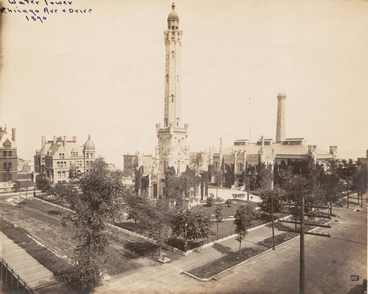 シカゴアベニューウォータータワーとポンプ場の眺め、シカゴ、1890 作： アメリカの写真家