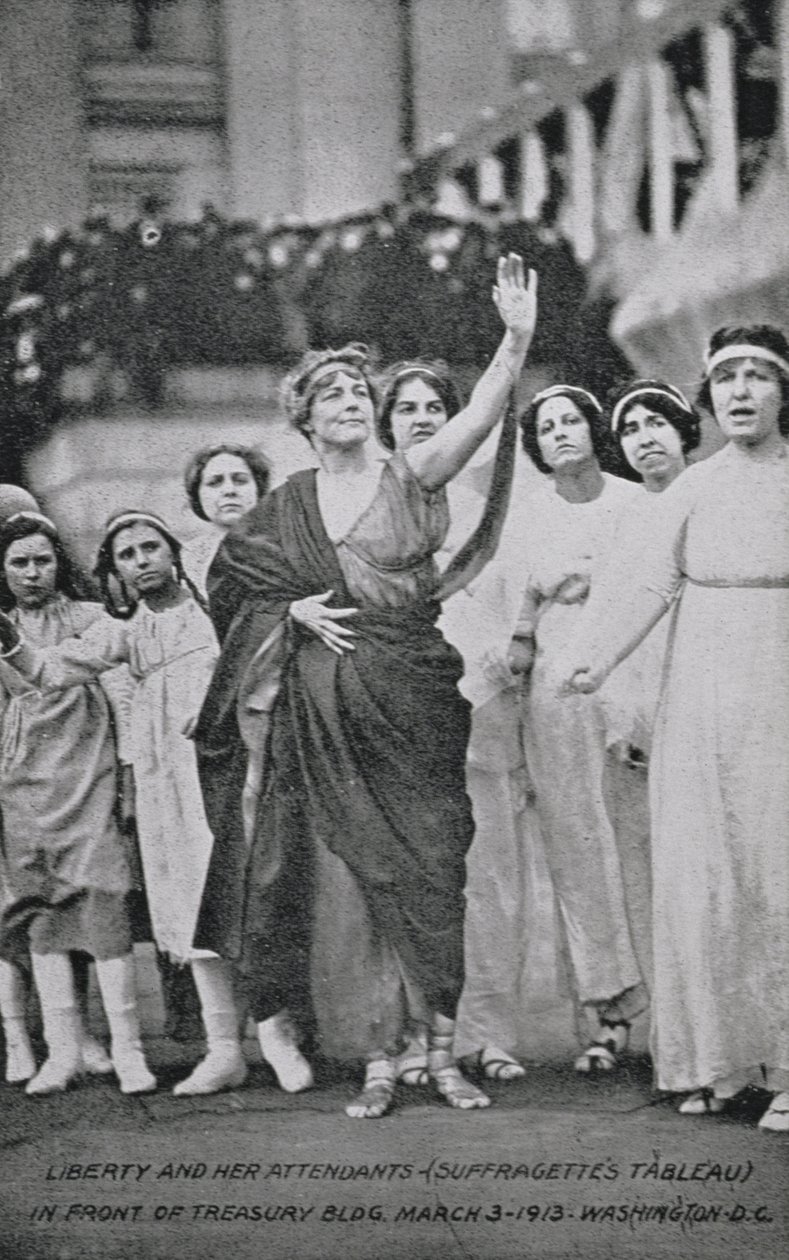 1913年3月3日、参政権のタブローで演奏する女性と子供 作： アメリカの写真家