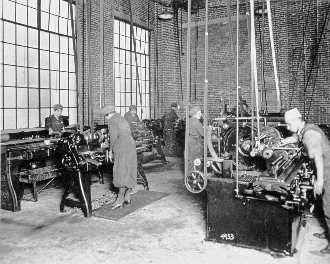第一次世界大戦中に工場で働いていた女性、1917年頃 作： アメリカの写真家
