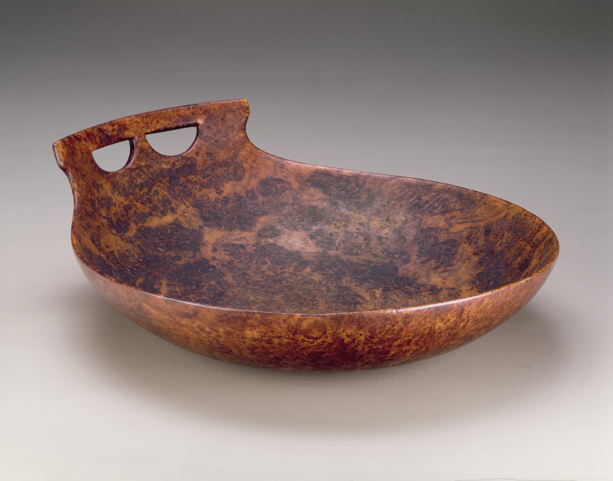 ボウル、イースタンスー、ネイティブアメリカン、c.1850（灰の木） 作： アメリカの学校
