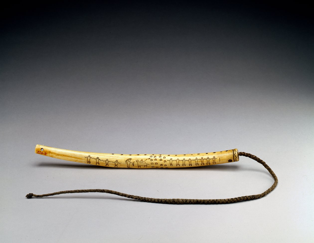 掛け布団、刻まれたエルクの枝角、Crow Nation、c.1840（骨）（434926も参照） 作： アメリカの学校