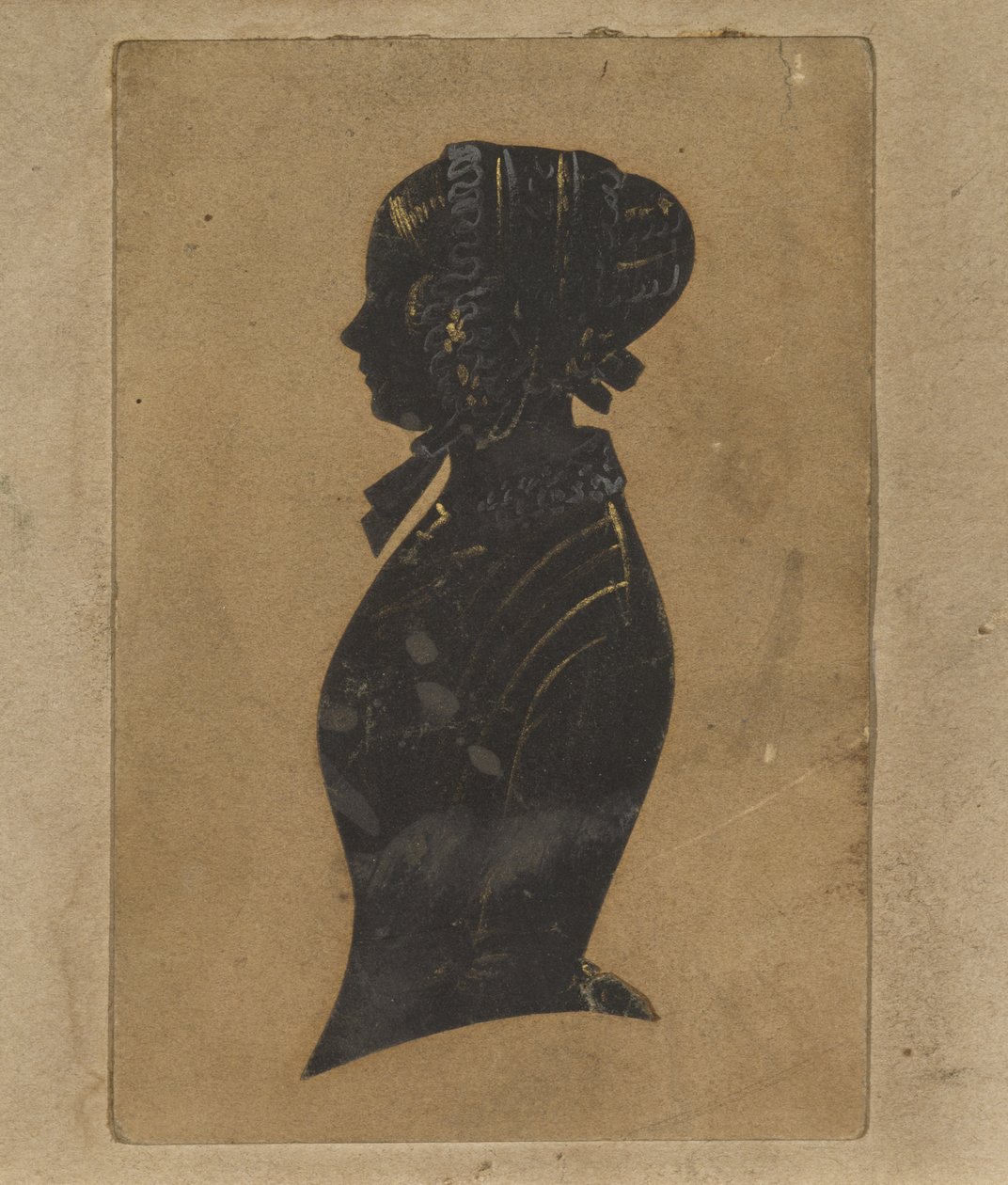 女性のシルエットc。 1800-1850（金箔がハイライトされた黒い紙） 作： アメリカの学校