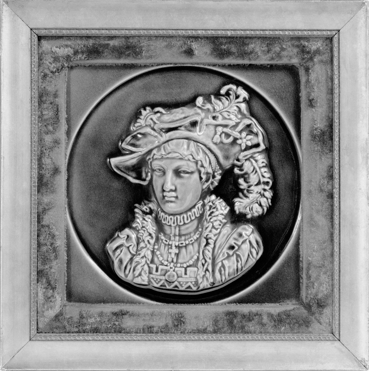 1885年にゼーンズビルで製造されたAmerican Encaustic Tile Company、Ltd.のタイル（釉薬のある陶器、金箔の木材、ベルベット） 作： アメリカの学校