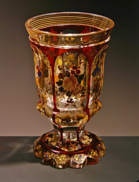 花の装飾が施されたゴブレット、ハラッハガラス工場から、c.1830-40（ガラス） 作： ボヘミアンスクール