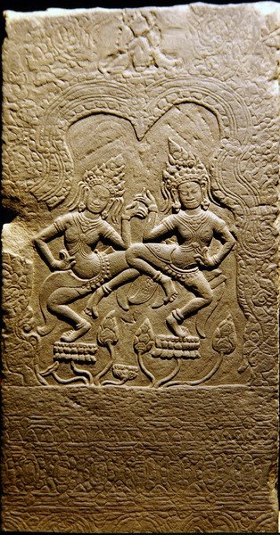 アプサラサスの踊り、フリーズの詳細（砂岩） 作： カンボジア語学校