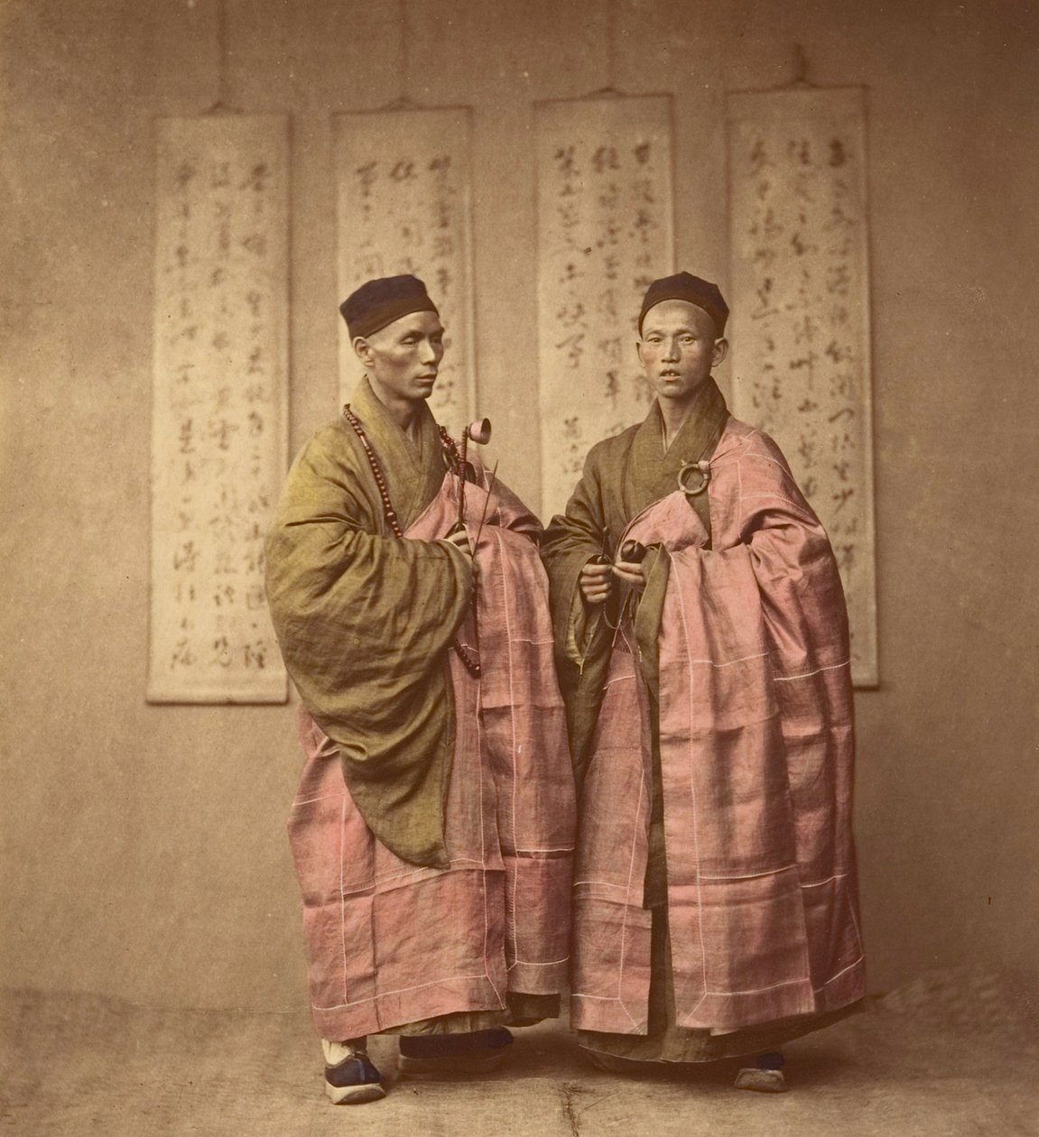 ピンクのローブの2人の男性。 c.1870（アルブメンプリント） 作： 中国語学校