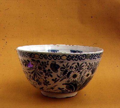 リースウィックの平和を記念したデルフトパンチボウル、1697年（陶器） 作： オランダ語学校