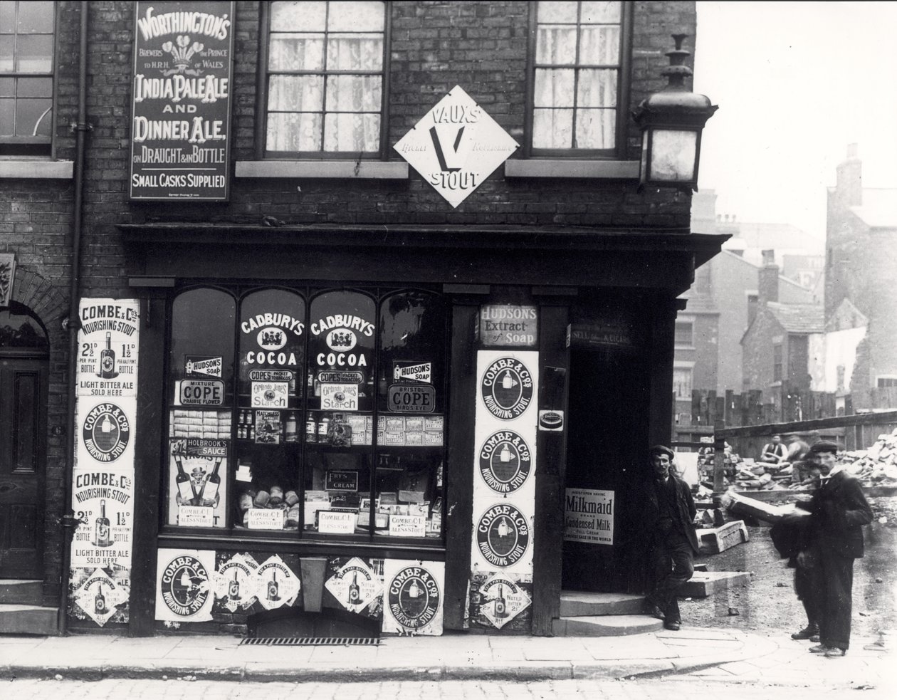 リーズ、ノースストリートのショップの広告ポスター、1895-1900年頃 作： 英語の写真家