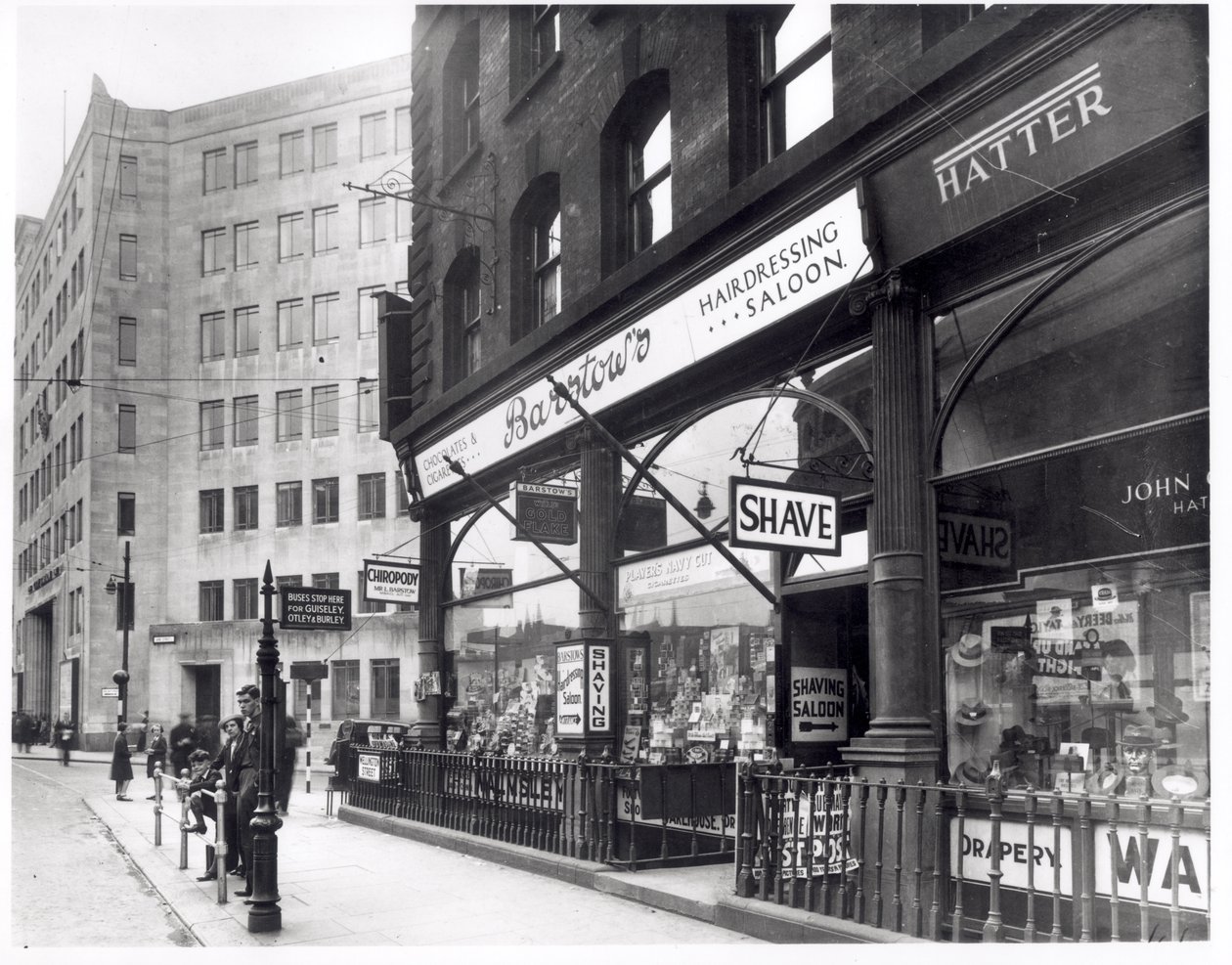 リーズのウェリントン通りにあるバーストース理髪店、1939年 作： 英語の写真家