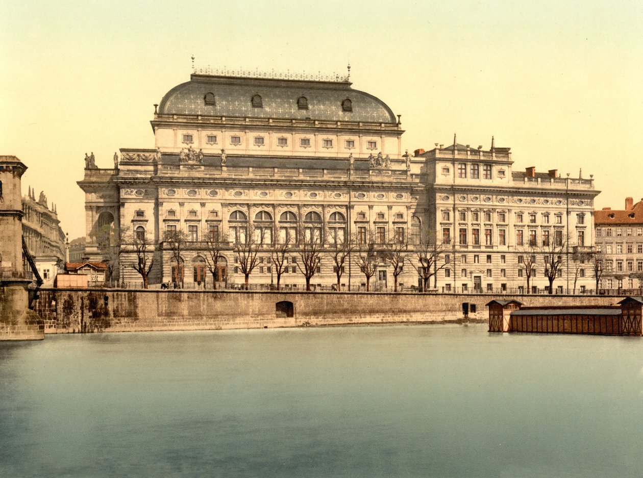 プラハの国立劇場、パブ。 c.1890-1900（クロモリソグラフ） 作： 英語の写真家