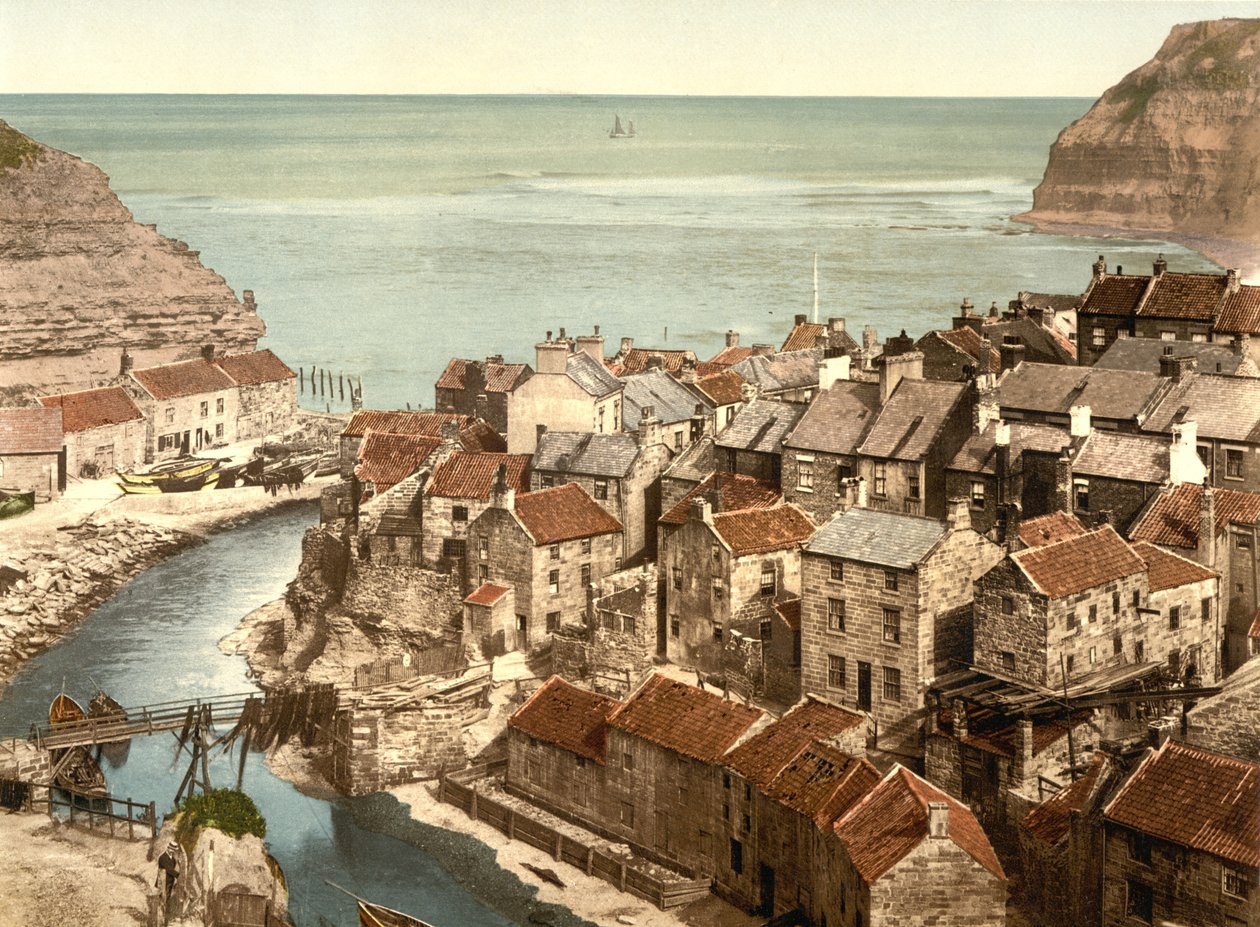 ウィットビー、ヨールシャー、パブの近くのステイス村。 c.1890-1900（クロモリソグラフ） 作： 英語の写真家