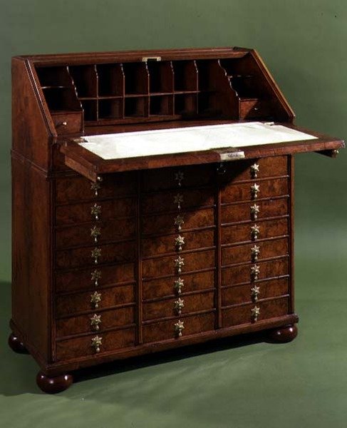 小さな引き出し付きの事務局、開いた、c.1710（クルミ） 作： 英語学校