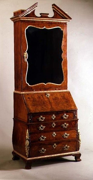 爆弾面を備えたジョージI支局の本棚、c.1720（クルミと小包の金箔） 作： 英語学校