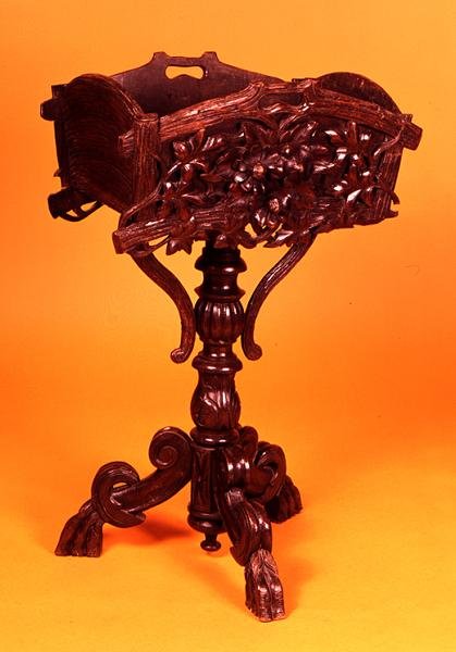 ジャルディニエール、1830年頃（彫刻が施されたオーク材）（さまざまなビューについては、147809および147810も参照） 作： 英語学校