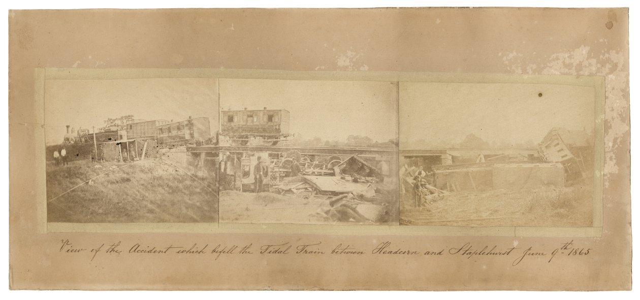 1865年のステープルハーストの列車事故のモンタージュ（3つのセピア色のトーンの写真がカードの台紙に一緒にマウントされています） 作： 英語学校