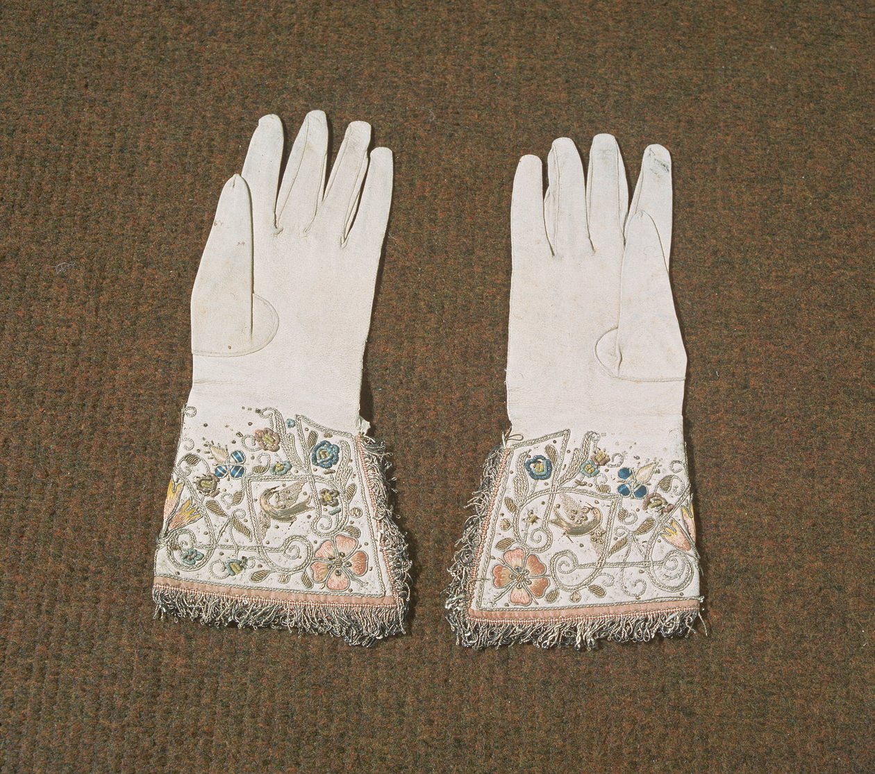 金属と絹の糸で刺繍された女性用手袋（革） 作： 英語学校
