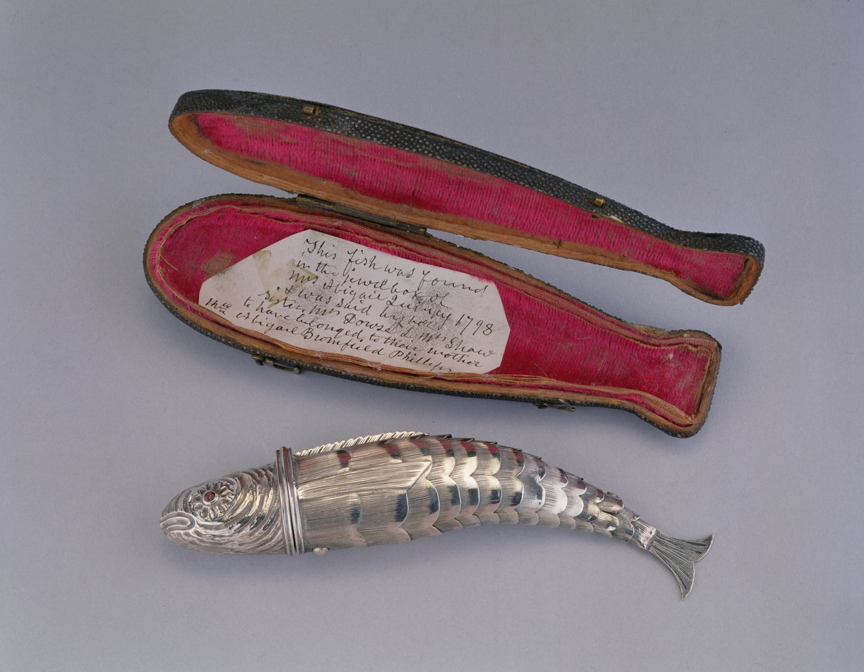 魚の形の縫製キット、1765-90（シルバー） 作： 英語学校