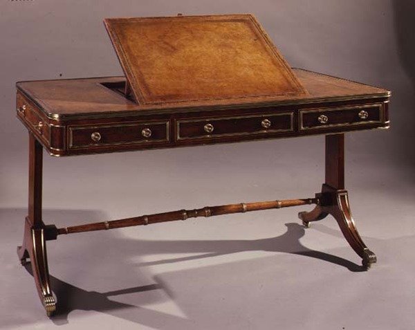 ひざに甲の彫刻が施されたサイドテーブル、c.1715（クルミ） 作： 英語学校