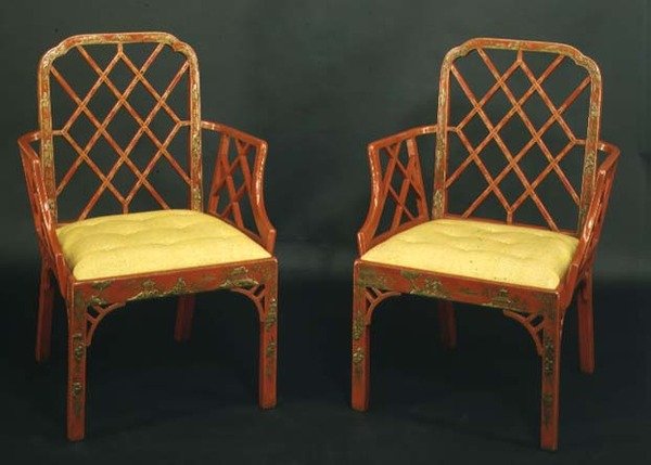 2つの中国のチッペンデールアームチェア、c.1760（赤い漆） 作： 英語学校