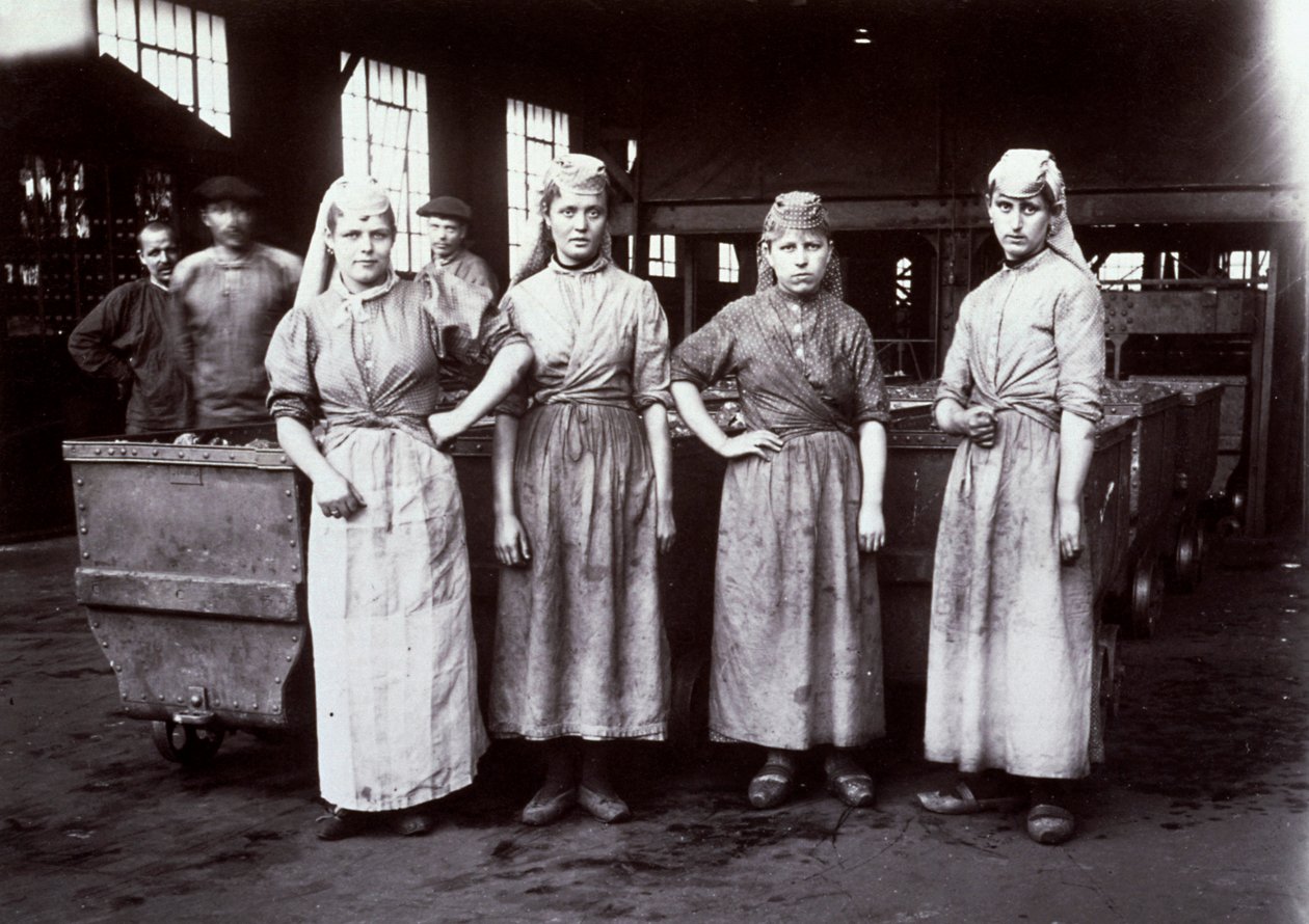 1896年、フランスのレウスの鉱山施設で石炭の採炭に雇われた4人の若い女性労働者の肖像 作： フランスの写真家
