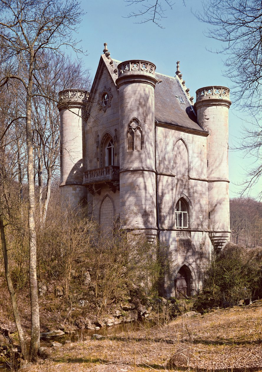 1826年にブルボン公爵によって建てられた、コメルの池にあるレーヌブランシュ城 作： フランス語学校