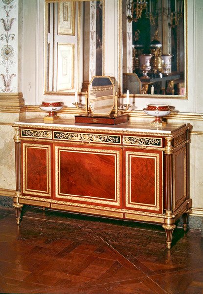 皇后の寝室からのルイ16世様式の大便器（オルモルをはめ込んだ木材） 作： フランス語学校
