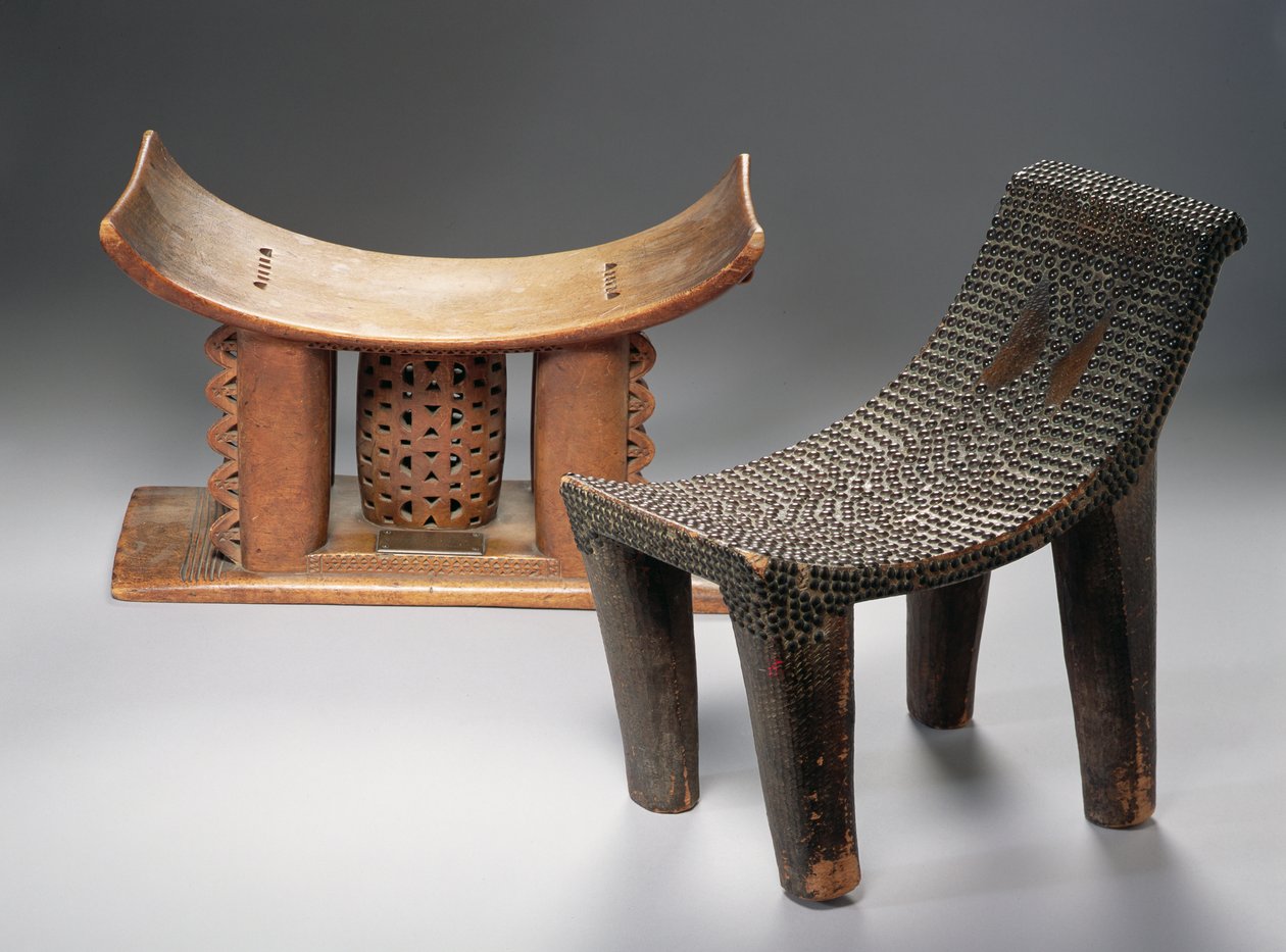 LR：Ashanti StoolとNgombe Stool（木材） 作： アフリカ人