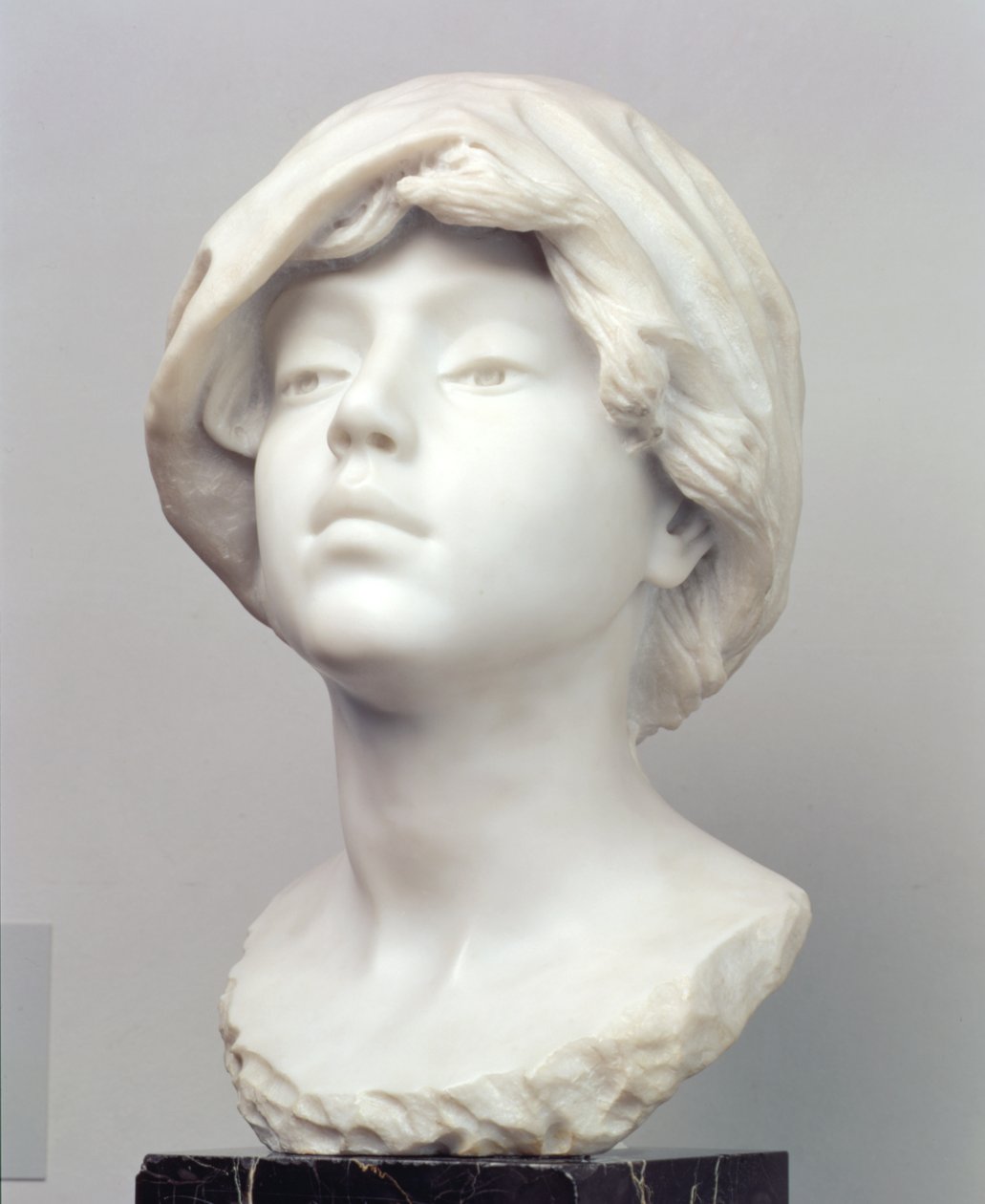 フィチューの少女、1890年代初頭（大理石） 作： エイム・ジュール・ダロウ