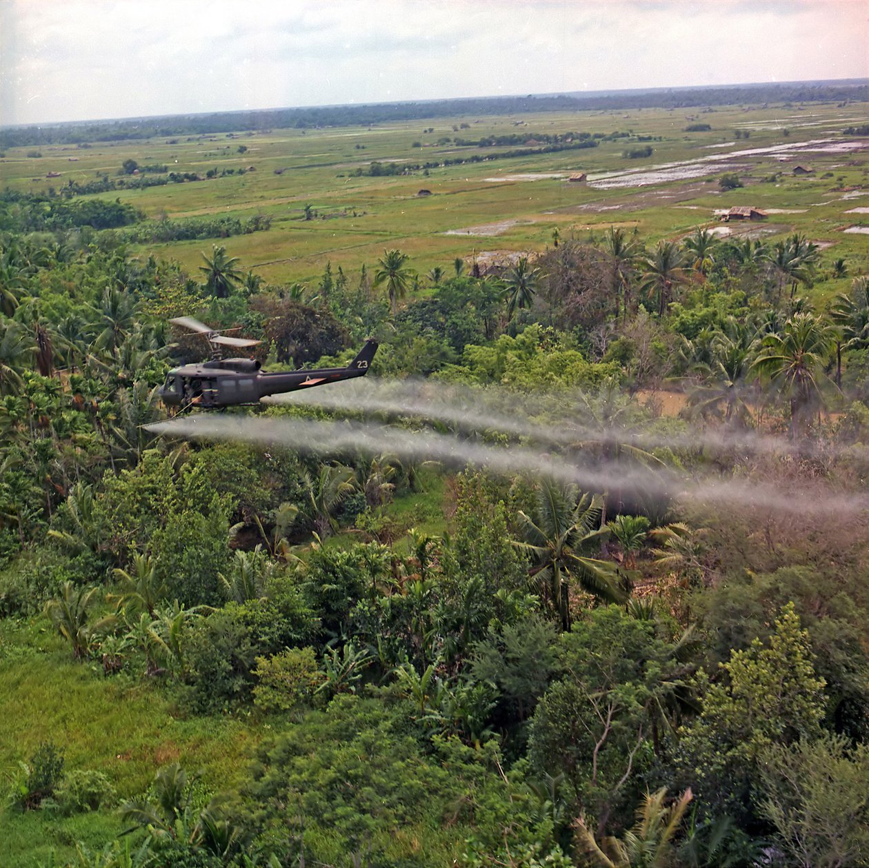 1969年7月26日、336番目の航空会社のUH-1Dヘリコプターがメコンデルタの密林に落葉剤を散布 作： アメリカの写真家