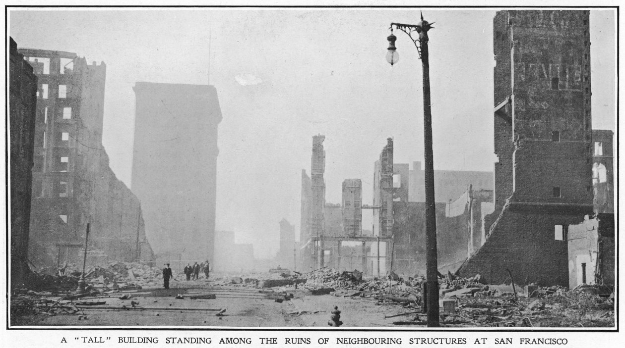 1906年のサンフランシスコ地震、1906年の地震の後、近隣の建物の廃墟の中に立っているすべての建物 作： アメリカの写真家
