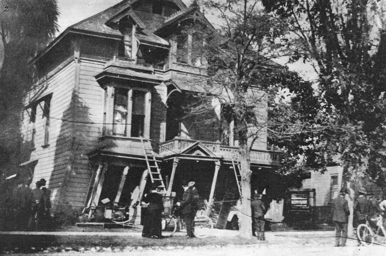 1906年のサンフランシスコ地震後の崩壊寸前の家、1906年 作： アメリカの写真家